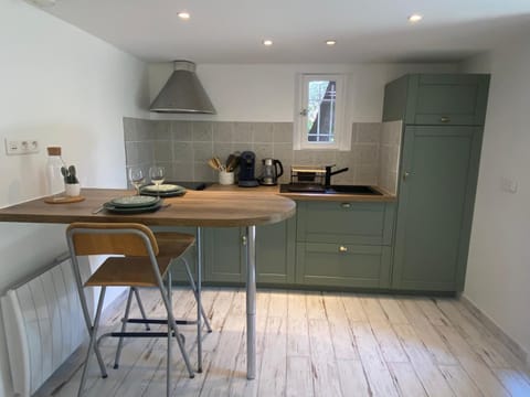 Coffee/tea facilities, Kitchen or kitchenette, Seating area, Dining area, minibar, stove