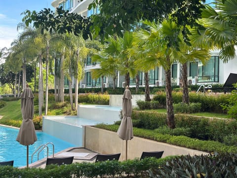 Day, Swimming pool