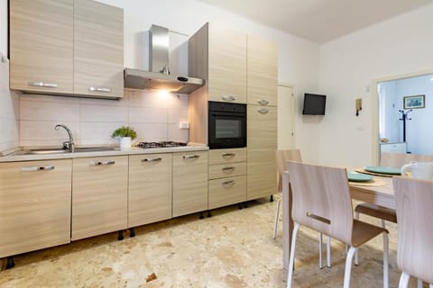 Dining area, pet friendly, stove