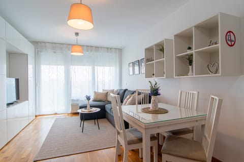 Kitchen or kitchenette, Living room, Seating area, Dining area, Family