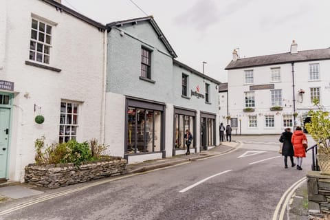 Property building, Day, People, Neighbourhood, Street view, Location, group of guests
