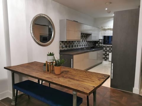 Riverside Cockatoo's Cottage Charming 3 Bed Retreat for up to 10 Guests House in England