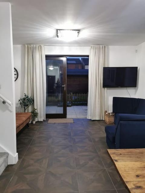 Riverside Cockatoo's Cottage Charming 3 Bed Retreat for up to 10 Guests House in England