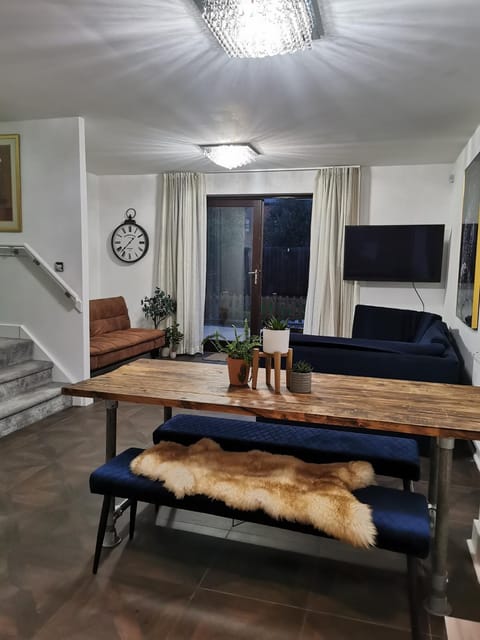 Riverside Cockatoo's Cottage Charming 3 Bed Retreat for up to 10 Guests House in England