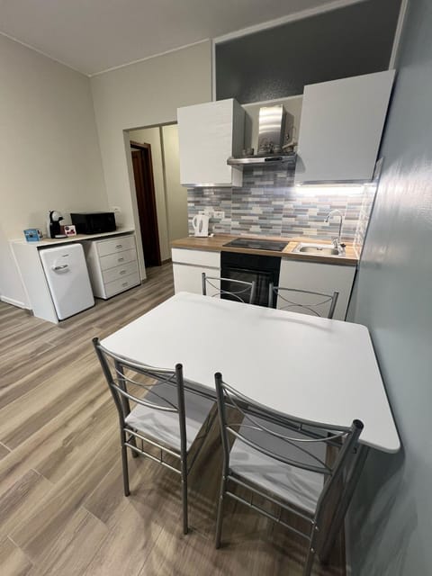 Kitchen or kitchenette, Dining area, pet friendly, stove