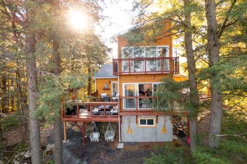 Property building, Patio, Spring, Day, Natural landscape, Garden, View (from property/room), Balcony/Terrace, Garden view