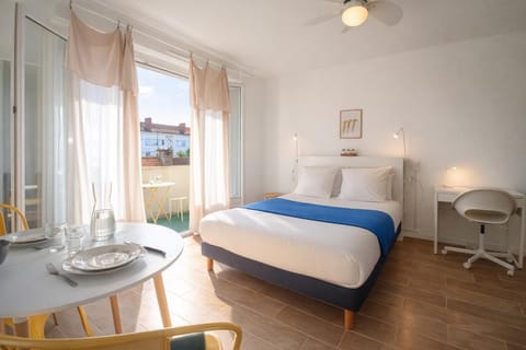 Photo of the whole room, Bedroom