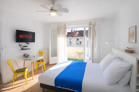 Patio, TV and multimedia, Balcony/Terrace, Photo of the whole room, Bedroom