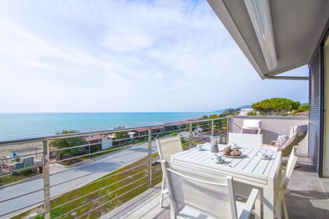 View (from property/room), Balcony/Terrace, Dining area, Sea view