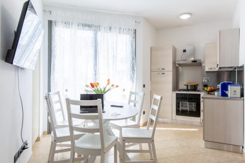 Kitchen or kitchenette, Dining area, dishwasher, stove