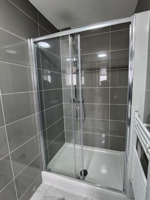 ApartHotel Flat 8 - 10 min to centre by Property Promise Apartment in Cardiff