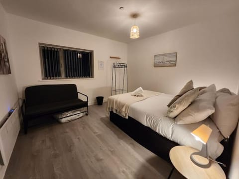 ApartHotel Flat 8 - 10 min to centre by Property Promise Apartment in Cardiff