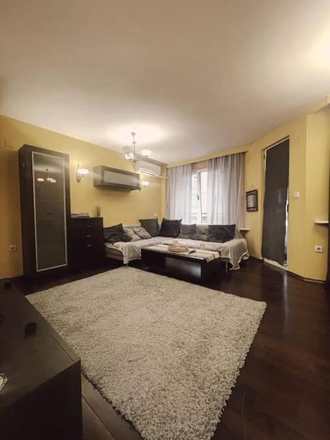 TV and multimedia, Living room, Seating area, air conditioner