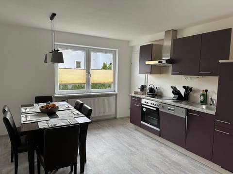 Coffee/tea facilities, Kitchen or kitchenette, Dining area, minibar, stove, toaster