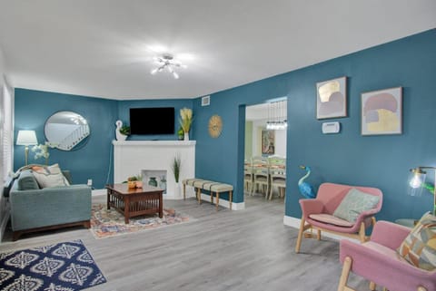 10 beds! Large home Groups multiple families House in Tampa