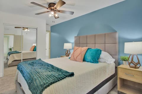 10 beds! Large home Groups multiple families House in Tampa