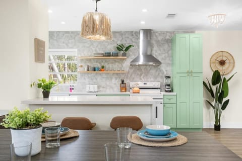 7 beds Walk 2 BEACH Great for Families & Groups House in Pompano Beach