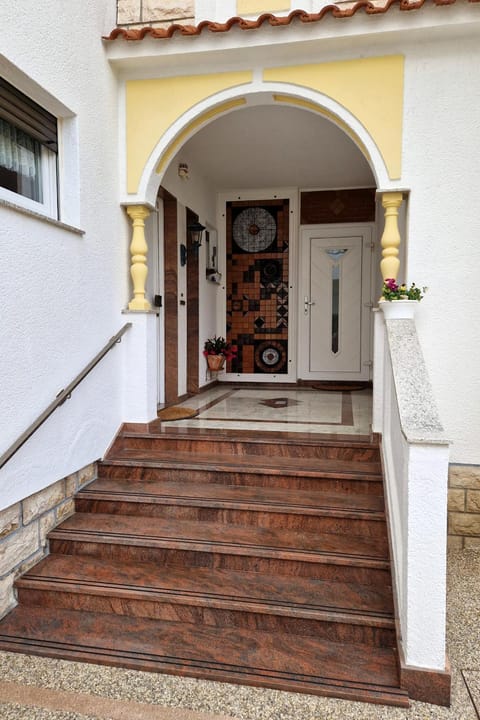 Location, children, Family