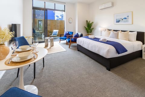 Bed, Garden, TV and multimedia, View (from property/room), Living room, Photo of the whole room, Decorative detail, Seating area, Dining area, Garden view, towels, air conditioner
