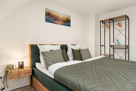 Bed, Bedroom, flat iron, wardrobe
