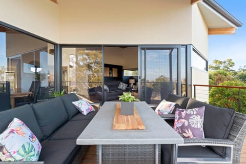 Tree Top Views - Magnificent 4 Bedroom House - 3 Minutes to MONA House in Glenorchy