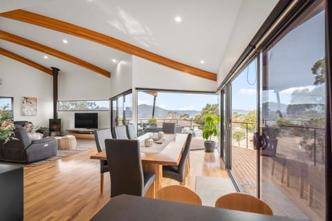Tree Top Views - Magnificent 4 Bedroom House - 3 Minutes to MONA House in Glenorchy