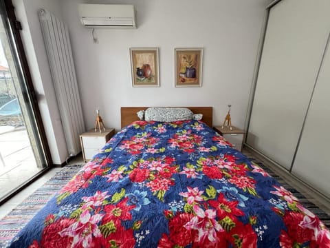 Kazanlak LARGE GUEST HOUSE Apartment near Center with Full Kitchen & Dining Room, King Beds, Garden Patio, Free Parking & Self Check-in Top Value! Apartment in Stara Zagora, Bulgaria