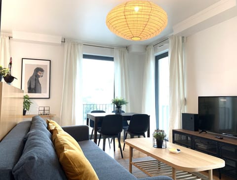 Communal lounge/ TV room, TV and multimedia, Living room, Seating area, Evening entertainment