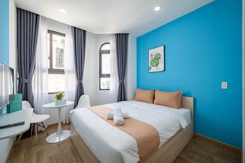 Bed, Photo of the whole room, Seating area, Bedroom