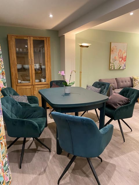 Seating area, Dining area