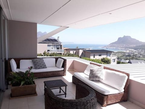Luxury 12 bed villa, amazing views, solar power Villa in Cape Town