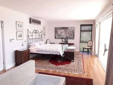 Luxury 12 bed villa, amazing views, solar power Villa in Cape Town