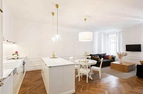 TV and multimedia, Kitchen or kitchenette, Living room, Seating area, Dining area