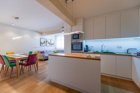 Coffee/tea facilities, Seating area, Dining area, dishwasher, microwave, oven, stove, toaster, kitchen, air conditioner