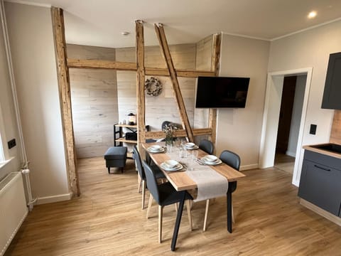 TV and multimedia, Living room, Seating area, Dining area