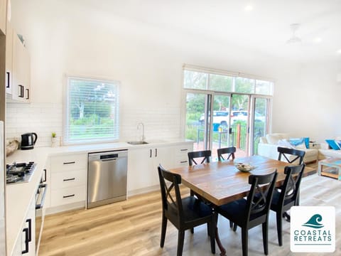Coffee/tea facilities, Kitchen or kitchenette, Dining area, dishwasher, oven, stove, toaster