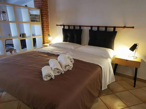 Bed, towels