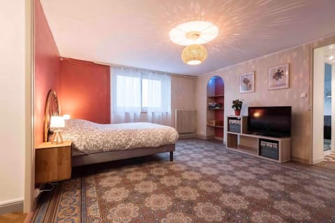 Bed, TV and multimedia, Photo of the whole room, Bedroom