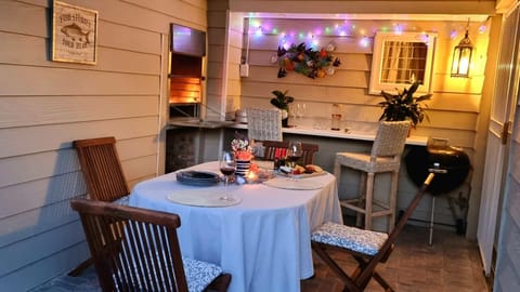 Patio, BBQ facilities, Seating area, Dining area, flat iron