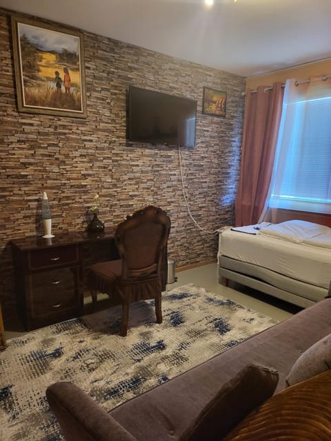Bed, TV and multimedia, Photo of the whole room, Bedroom