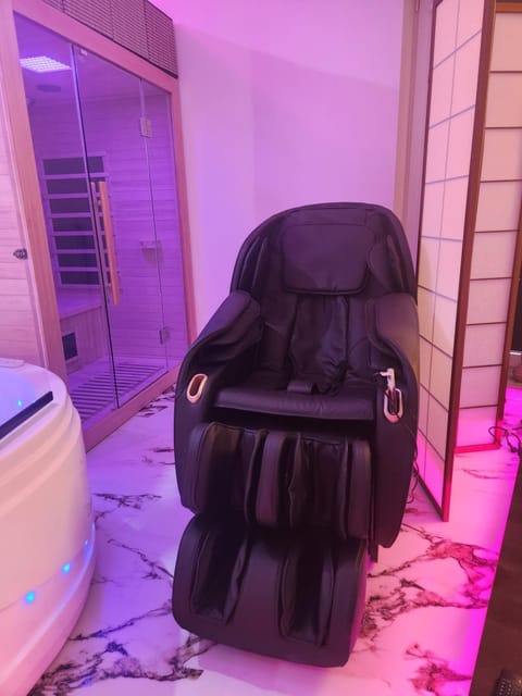 Massage, Living room