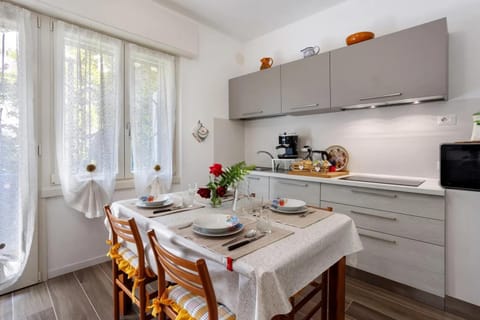 Kitchen or kitchenette, Dining area, stove