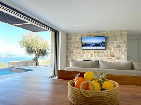 Natural landscape, TV and multimedia, Living room, Food and drinks, Seating area, Food, Sea view