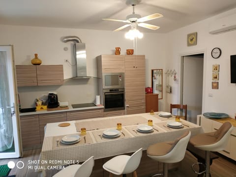 Kitchen or kitchenette, Dining area, fireplace, minibar, pet friendly, stove