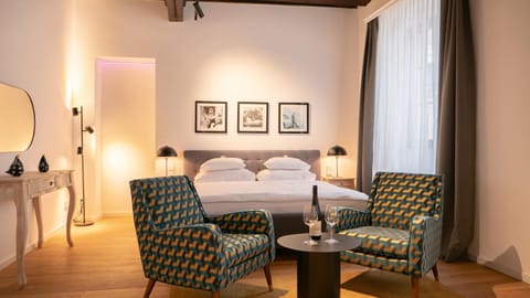 Bed, Seating area, Bedroom
