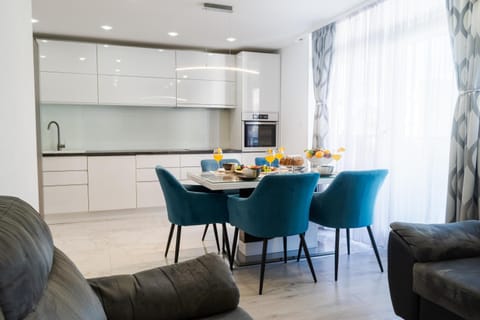 Coffee/tea facilities, Kitchen or kitchenette, Living room, Food and drinks, Seating area, Dining area, Food, pet friendly, stove