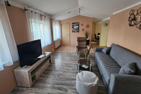 Communal lounge/ TV room, TV and multimedia, Living room, Seating area, Evening entertainment