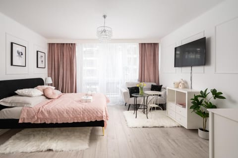 Communal lounge/ TV room, Bed, TV and multimedia, Living room, Photo of the whole room, Seating area, Evening entertainment, Bedroom