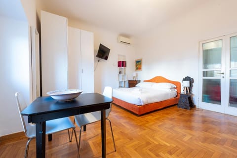 Seating area, Dining area, Bedroom
