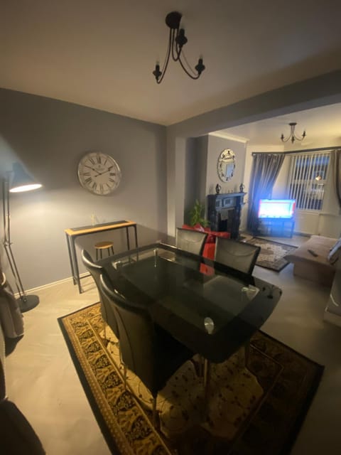 Manor House OVER 25 ONLY kids with adults allowed House in Belfast